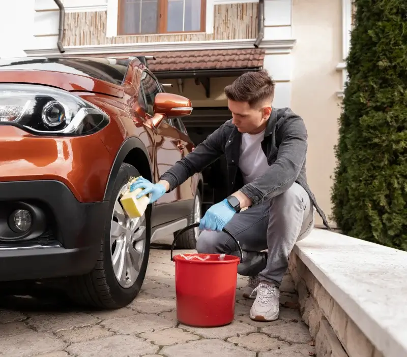 Lavage auto à domicile Laval-du-Tarn : professionnel intervenant sur un véhicule